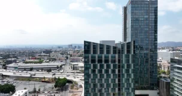 로스앤젤레스 다운타운에서는 드론으로 날아가고 날에는 빌딩들 경관을 그리고 있습니다 Los — 비디오