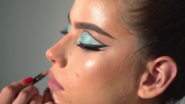 Maquillaje Artista Aplicando Base Tonal Cara Mujer Belleza Proceso Hacer — Vídeos de Stock