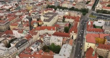 Prag Kalesi 'nin panoramik hava manzarası, hava şehri. Prag 'ın şehir manzarası, şehrin üst manzarası üzerinde uçuş. Vltava Nehri. Prag 'ın Prag Cumhuriyeti' ndeki mimari ve köprü manzarası