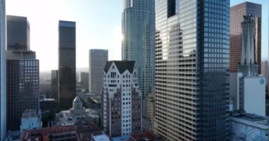 Los Angeles banliyölerindeki gökdelenlerin ve caddelerin üzerinden uçan hava aracı