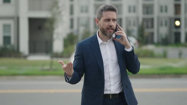 Homem Negócios Sério Vestido Terno Formal Fora Usando Telefone Celular — Vídeo de Stock