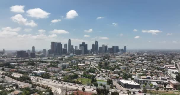 ロサンゼルスのダウンタウンのアリアルフライドローン高層ビル街 近代的なオフィスビル 高層ビル Laのアパート 2022年6月1日ロサンゼルス — ストック動画