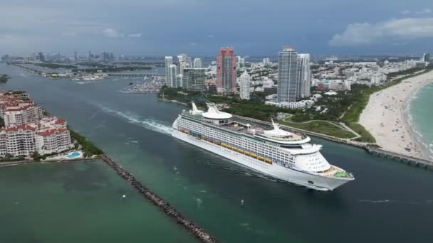 Vista Aérea Del Crucero Desde South Point South Beach Miami — Vídeo de stock