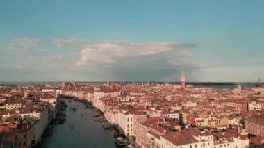 Venedik, İtalya 'nın havadan görünüşü. Basilica di Santa Maria della Salute, Büyük Kanal. Venedik silueti. Venedik Panoraması. İnsansız hava aracıyla Venezia Venezia hava manzarası. İtalya seyahat ve turizm