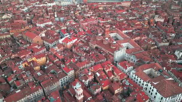 水上と屋根の上のヴェネツィアの都市の空中ビュー 大聖堂と運河 ヴェネツィア運河を飛行 ヴェネツィアの空中ドローンパノラマビデオ イタリア — ストック動画