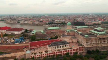 Budapeşte şehri Tuna Nehri 'nin ufuk çizgisi. Budapeşte, Macaristan. Budapeşte binasının hava manzarası. Macaristan şehir manzarası. Avrupa 'da seyahat ve turizm. Budapeşte Panoraması