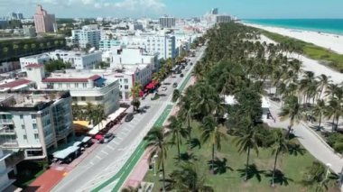Miami 'de okyanus yolculuğu, hava manzarası. Miami sahilindeki hava manzarası. Cennet. South Pointe Parkı ve Pier. İHA 'dan Güney Miami Plajı' nın üst görüntüsü. Okyanus yolu, Collins Bulvarı
