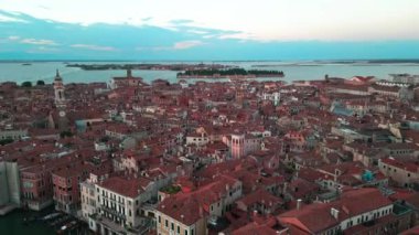 Venedik şehrinin su ve çatılardaki hava manzarası. Bazilika ve kanallar. Venedik Kanalı 'ndan aşağı uçan bir uçak. Venedik, İtalya 'nın hava aracı panoramik videosu
