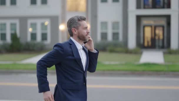 Běžící Obchodník Mluví Telefonu Pozdní Obchodní Schůzka Muž Obleku Spěchu — Stock video