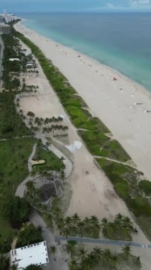 Miami 'de okyanus yolculuğu, hava manzarası. Miami Plajı, binaların ve okyanusun havadan görünüşü. Miami South Beach 'in hava manzarası. Florida 'da lüks daireleri ve su yolu olan Miami Plajı.