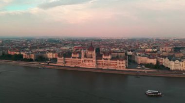Budapeşte şehri Tuna Nehri 'nin ufuk çizgisi. Budapeşte, Macaristan. Budapeşte binasının hava manzarası. Macaristan şehir manzarası. Avrupa 'da seyahat ve turizm. Budapeşte Panoraması