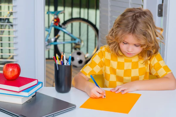 Μαθαίνω Στο Σπίτι Γράφω Σχολική Εργασία Παιδί Του Δημοτικού Κάνει — Φωτογραφία Αρχείου