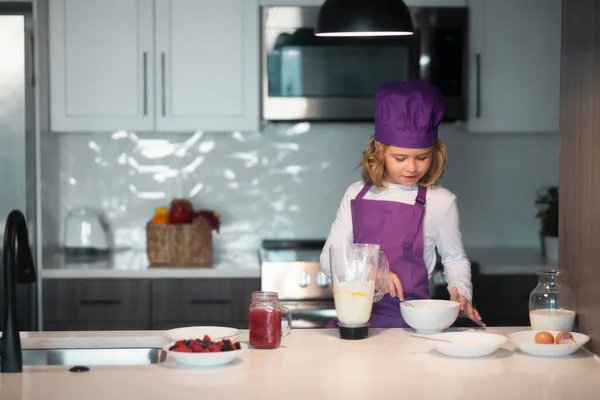 Criança Anos Idade Chapéu Chef Avental Criança Está Preparando Massa — Fotografia de Stock
