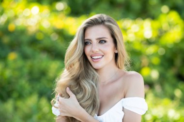 Güzel, narin, genç bir kadın, açık havada şehvetli görünüyor. Bahar modeli. İlkbaharda ya da yaz döneminde alımlı, zarif ve seksi bir bayan. Makyajlı genç bir kadının şefkat portresi