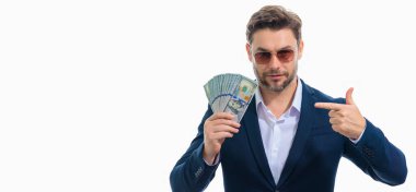 İzole edilmiş beyaz pankartta nakit para tutan adam. Bir sürü banknotla birlikte iş adamının stüdyo portresi. Dolar parası konsepti. Kariyer zenginliği işi. Nakit dolar afişi
