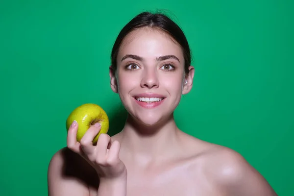 Vrouw Die Smakelijke Appel Bijt Vrouw Die Appel Eet Studioportret — Stockfoto