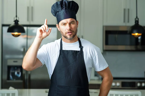 食物的主意 戴着厨师帽的人在厨房做饭 — 图库照片