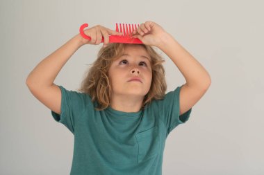 Çocuk berberi. Saçlarını tarayan küçük bir çocuk, izole edilmiş stüdyo geçmişi.