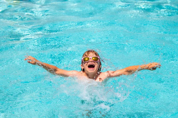 Ребенок Бассейне Расслабиться Плавать Надувном Кольце Веселиться Воде Летних Каникулах — стоковое фото