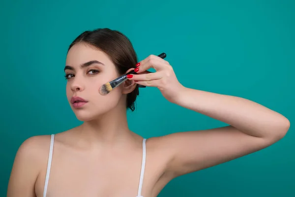Young Woman Applying Foundation Powder Blush Makeup Brush Facial Treatment — ストック写真