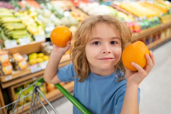 Porträt Eines Kindes Mit Einkaufskorb Beim Lebensmitteleinkauf Lebensmittelgeschäft Lustige Kindergesichter — Stockfoto