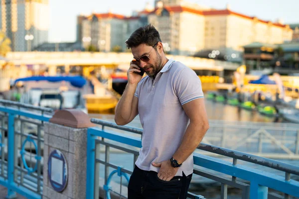 Sınıf Polo Tişörtlü Genç Yakışıklı Sokakta Telefonla Sohbet Ediyor Yakışıklı — Stok fotoğraf