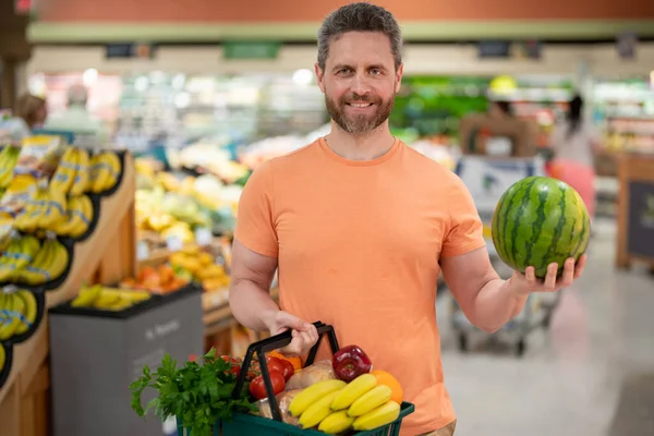 Pohledný Muž Nákupním Košíkem Nákupem Muž Kupující Potraviny Supermarketu Mužský — Stock fotografie