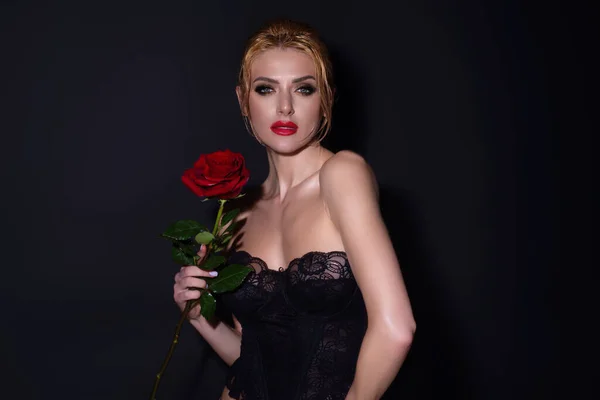 Miłość Randki Młoda Kobieta Trzyma Rose Piękna Dziewczyna Czerwoną Różą — Zdjęcie stockowe