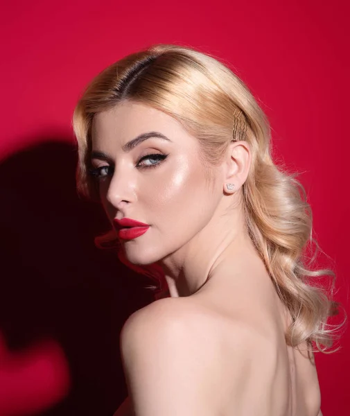Schoonheid Vrouw Met Mode Ogen Make Rode Lippenstift Mollige Lippen — Stockfoto