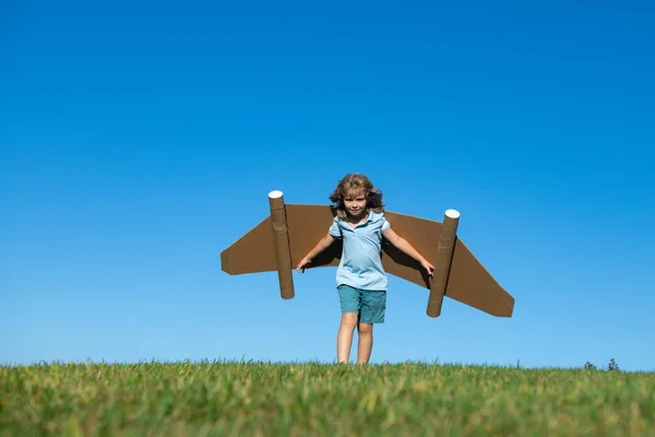 おもちゃのジェットパックで遊ぶ幸せな子供 屋外で楽しんでいる子供のパイロット 成功の子 革新とリーダー 創造性とコンセプトを起動します 想像力に富んだ子供が — ストック写真