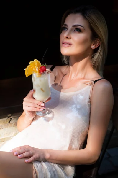 若いファッショナブルな女性はバーでカクテルを飲みます カクテルグラスを持っているかなり現代的な女性 魅力的な女の子とともにPina Colada — ストック写真