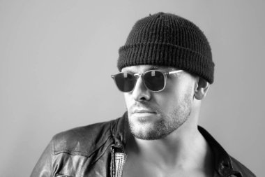 Yakışıklı bir adamın portresi. Leon öldürücü tarzı