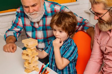 Büyükbaba ve oğul hafta sonunu birlikte geçiriyorlar. Babalar Günü