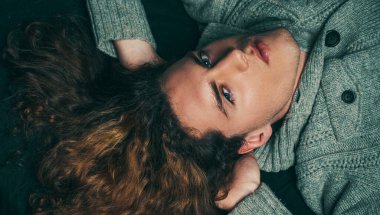 Yüzünde ciddi bir ifade olan yakışıklı bir genç adam. Kendine güvenen ve vahşi bir tarzı olan bir adam. Erkek portresi. Berber dükkanı reklamı.