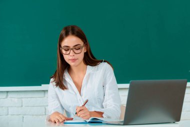 Lise öğrencisi İngilizce ya da sınıfta matematik, okulda çevrimiçi öğrenme, uzaktan eğitim