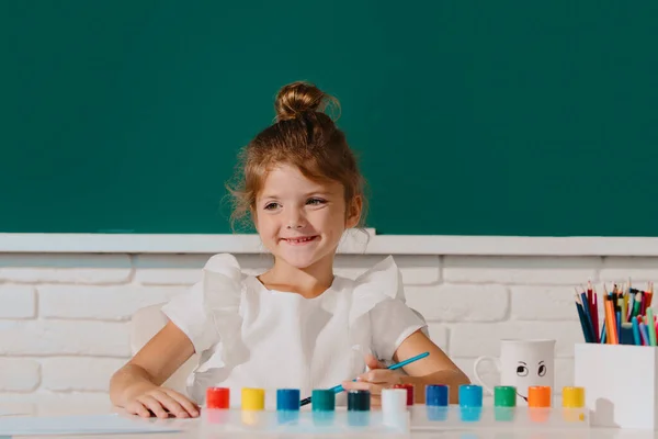 Cute Little Girl Malowanie Dziecko Farb Kolor Pędzel Cute Girl — Zdjęcie stockowe