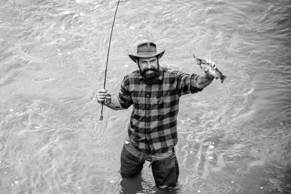 Fisher Pesce Bacchetta Lunga Uomo Rilassante Pesca Sul Fiume Buon — Foto Stock