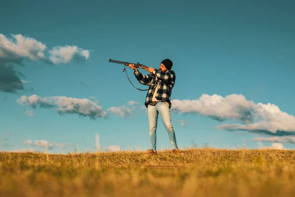 Jäger Mit Leistungsstarkem Gewehr Mit Zielfernrohr Das Tiere Beobachtet Jäger — Stockfoto