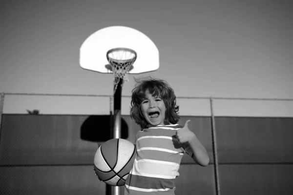 Παιχνίδι Προπόνησης Παιδιών Μπάσκετ Πορτρέτο Του Αθλητικού Ευτυχισμένου Παιδιού Αντίχειρες — Φωτογραφία Αρχείου