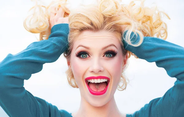 Überraschte Frau Frau Gesicht Mit Haarbewegung Auf Weißem Hintergrund Isoliert — Stockfoto