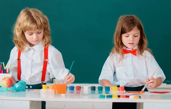 Школьные Дети Девочка Мальчик Рисуют Красками Цвета Кисти Классе Детское — стоковое фото