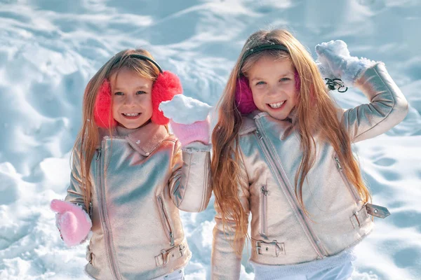 Милые Сёстры Играют Снегу Портрет Зимних Детей Портрет Двух Маленьких — стоковое фото