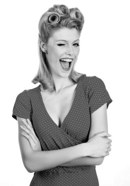 Güzel, genç, şaşkın bir kadının portresi, kırmızı bir elbise giymiş. Kafkasyalı sarışın model modaya uygun poz veriyor. Beyaz arkaplanda stüdyo görüntüsü