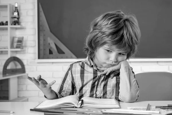 Anak Anak Sekolah Melawan Papan Tulis Hijau Anak Anak Bersiap — Stok Foto