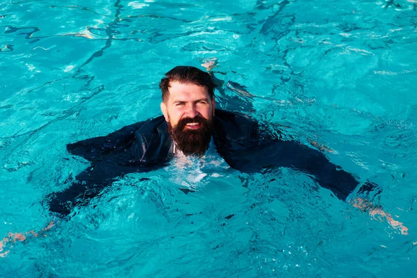 ビジネスマンはプールで水着で泳いでいる プールで面白いとクレイジーな男 ビジネスマンはプールで楽しんでる — ストック写真