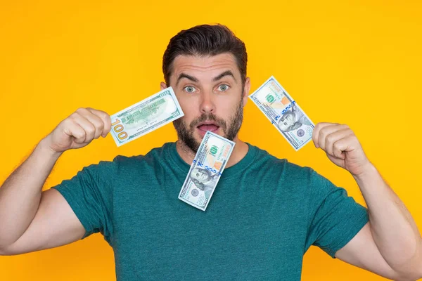 Hombre Sosteniendo Dinero Efectivo Billetes Dólar Sobre Fondo Amarillo Aislado — Foto de Stock
