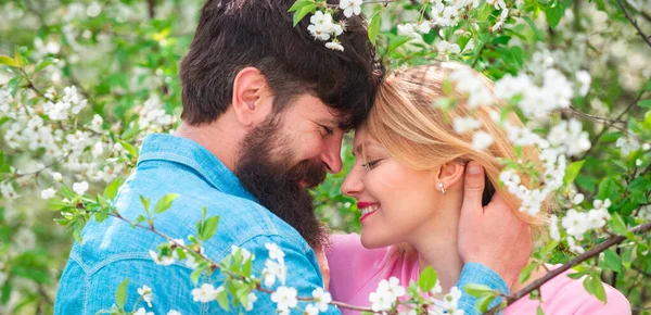 Coppia Innamorata Striscione Primavera Appassionato Uomo Delicatamente Baciare Bella Donna — Foto Stock