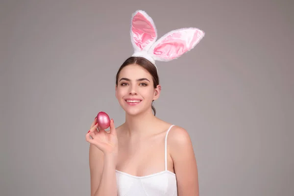 Портрет Молодої Жінки Вухах Кролика Тримає Великодні Яйця Над Ізольованим — стокове фото