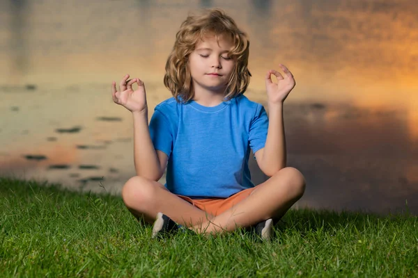 Criança Meditando Posição Lótus Grama Relaxando Natureza Verão Criança Feliz — Fotografia de Stock