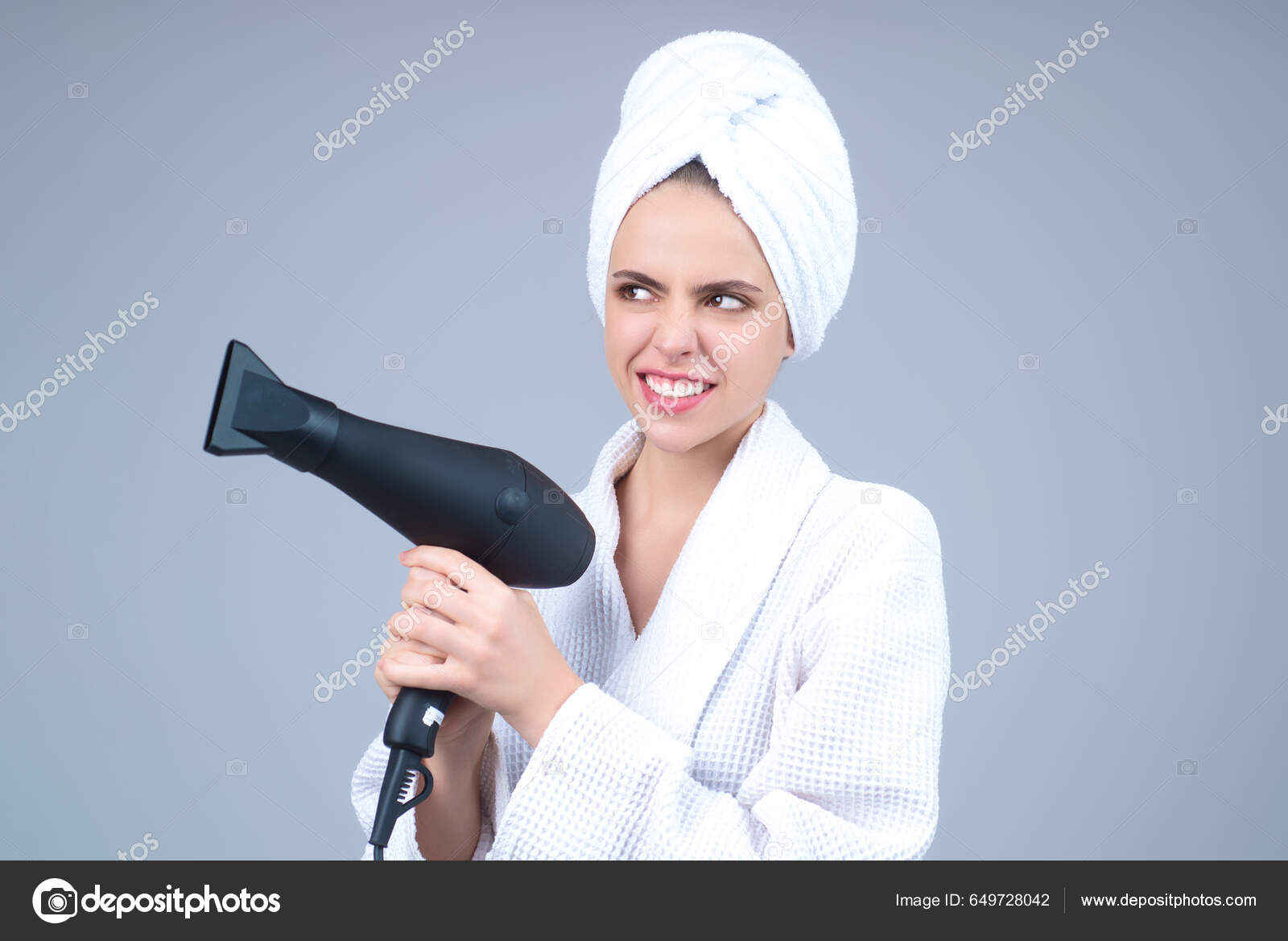 Cabeleireiro alegre, mulher posando com um secador de cabelo nas